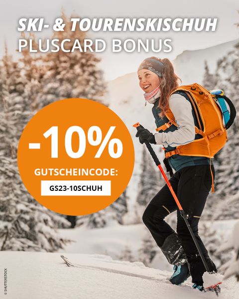 Nahaufnahme einer Person, die ihre Skischuhe auf schneebedeckten Skiern zurechtrückt. Ein großer orangefarbener Kreis mit einem weißen „-10%“-Schriftzug zeigt einen Rabatt an. Der Text enthält „Ski & Tourenskischuh Pluscard Bonus“ und „Gutscheincode: GS23-10SCHUH“.