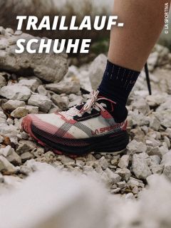 Nahaufnahme einer Person in schwarz-roten La Sportiva Trailrunning-Schuhen auf felsigem Gelände, mit dem Wort "TRAILLAUF-SCHUHE" in fetter weißer Schrift oben links.
