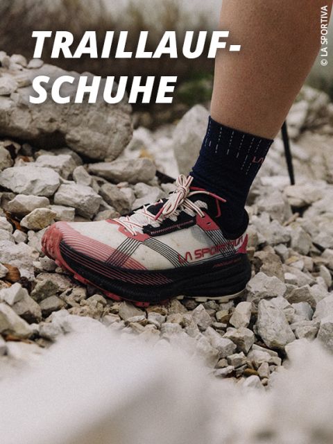 Nahaufnahme einer Person in schwarz-roten La Sportiva Trailrunning-Schuhen auf felsigem Gelände, mit dem Wort "TRAILLAUF-SCHUHE" in fetter weißer Schrift oben links.