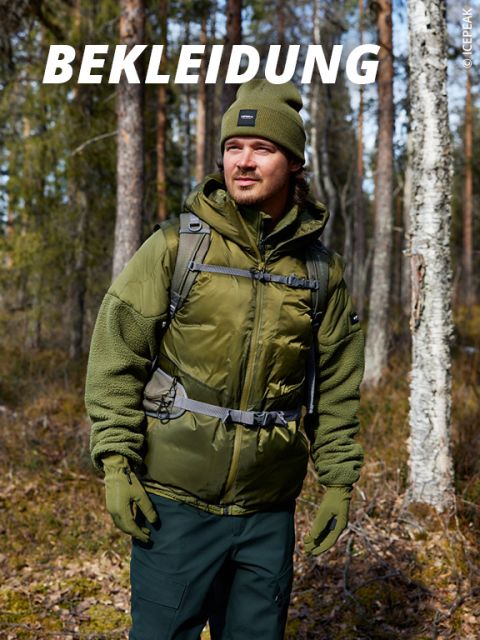 Ein Mann mit grüner Outdoor-Kleidung und einem Rucksack steht in einem Wald. Das Wort "BEKLEIDUNG" erscheint in großen weißen Buchstaben über ihm.
