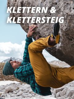 Ein Mann in einer gelben Hose und einem grün karierten Hemd klettert im Freien auf einen großen Felsen. Der Text auf Deutsch lautet "Klettern & Klettersteig". Im Hintergrund sind verschneite Berge unter einem bewölkten Himmel zu sehen.