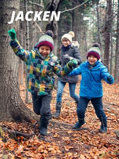 Zwei Kinder in bunten Winterjacken und Mützen laufen durch einen Wald mit gefallenen Blättern, halten sich an den Händen und lächeln, während ein Erwachsener in einer dunklen Jacke hinterherläuft. Das Wort "JACKEN" erscheint in fetter weißer Schrift.