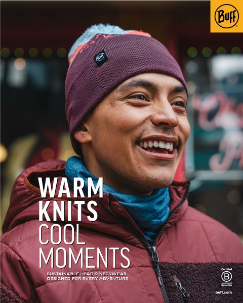 Eine lächelnde Person mit kastanienbrauner Strickmütze und weinroter Jacke steht im Freien. Der Text auf dem Bild lautet: "Warme Strickwaren, coole Momente. Nachhaltige Kopf- und Halsbekleidung für jedes Abenteuer." Buff-Logo sichtbar.