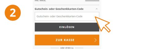 Ein weißes Kästchen mit der Aufschrift "Gutschein- oder Geschenkkarten-Code" und einem großen orangefarbenen Pfeil, der darauf zeigt. Links davon ein orangefarbener Kreis mit der Zahl 2. Darunter blaue und orangefarbene Schaltflächen mit der Aufschrift "EINLÖSEN" und "ZUR KASSE".