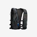 Ein schwarz-grauer Trinkrucksack mit Netzträgern, Vordertaschen und einem blauen Trinkschlauch.