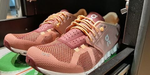 Ein Paar rosa-weiße Turnschuhe.