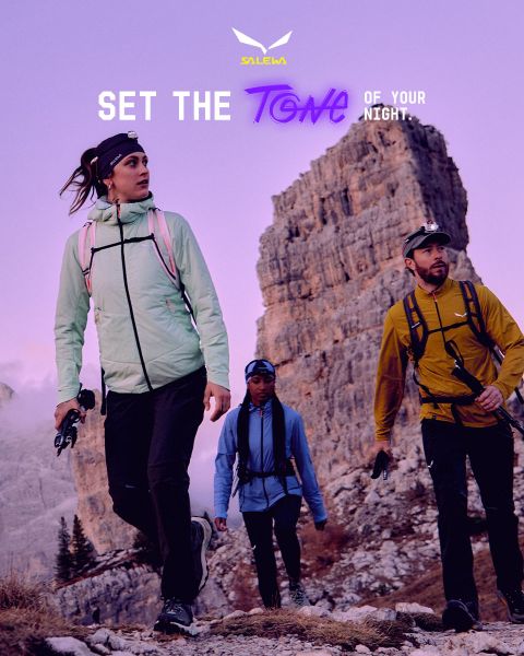 Eine Person in weißer Jacke und Sonnenbrille klettert durch felsiges Gelände. Der Bewegungsunschärfeeffekt betont Geschwindigkeit und Bewegung. Oben steht der Text „MXT Forward A Fast Story“, rechts das Salewa-Logo.