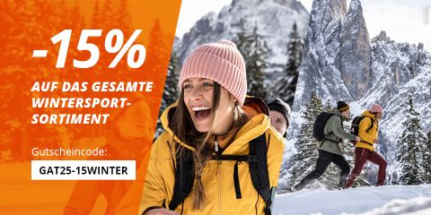 Ein Werbebanner zeigt eine lächelnde Frau in Winterkleidung mit verschneiten Bergen im Hintergrund. Auf der linken Seite wird in fettgedrucktem Text "15 % Rabatt auf alle Wintersportgeräte" mit dem Rabattcode "GAT25-15WINTER" angeboten.