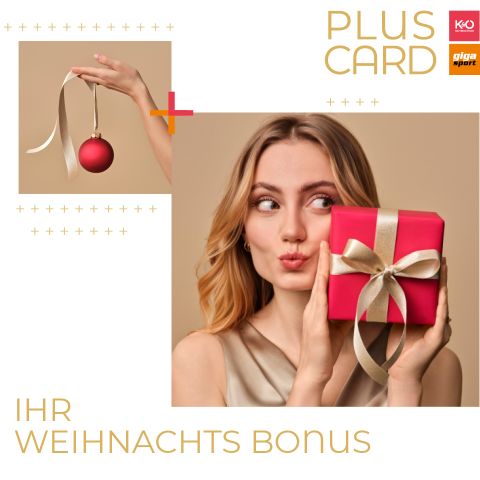 Eine Frau hält eine rote Geschenkschachtel mit einer goldenen Schleife und lächelt. Über ihr baumelt eine Hand mit einem roten Weihnachtsschmuck an einem goldenen Band. Der Text lautet "PLUS CARD", "IHR WEIHNACHTS BONUS", und zeigt Logos.