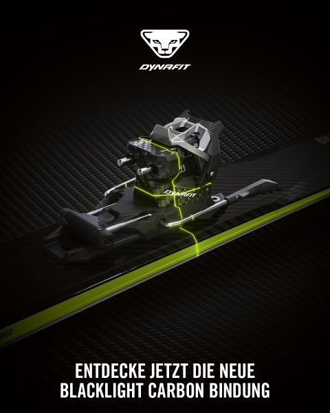 Eine Nahaufnahme einer Dynafit Blacklight Carbon-Skibindung auf einem schwarz-gelben Ski. Ein Text auf Deutsch bewirbt die neue Bindung.