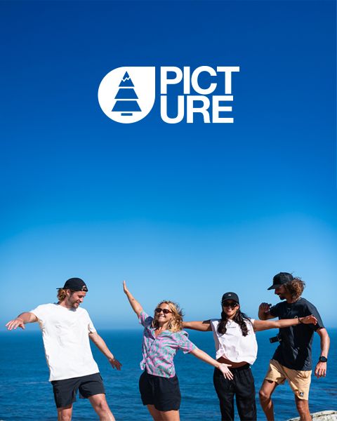 Person liegt im Gras und trägt eine rosa strukturierte Jacke und eine weiße Mütze. Die Hand liegt nah am Gesicht und verdeckt es teilweise. In der oberen linken Ecke ist die Marke „Picture“ zu sehen.