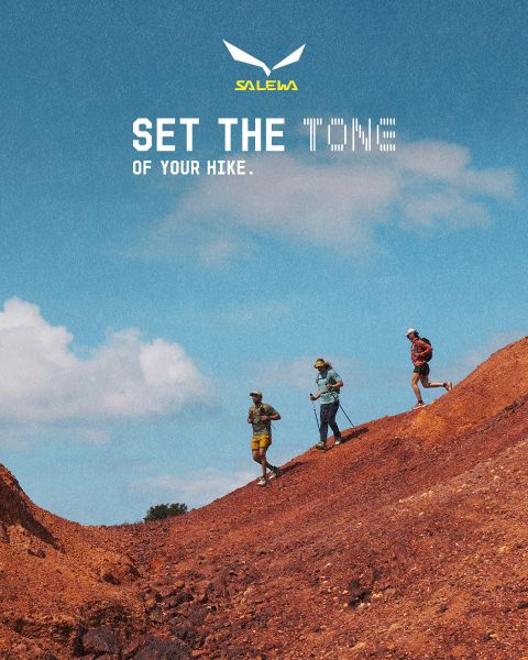 Eine Person in weißer Jacke und Sonnenbrille klettert durch felsiges Gelände. Der Bewegungsunschärfeeffekt betont Geschwindigkeit und Bewegung. Oben steht der Text „MXT Forward A Fast Story“, rechts das Salewa-Logo.