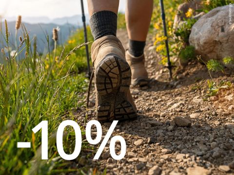 Orangefarbener Hintergrund mit weißem Text mit der Aufschrift „-10% Bergschuh Pluscard Bonus*“ in fetter Schrift.