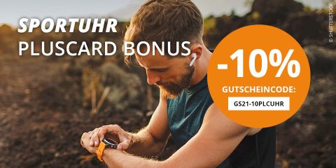 Eine Frau und ein Mann joggen in Sportkleidung und mit Smartwatches Treppen hinauf. Der Text auf dem Bild verspricht mit dem Code „GS21-10PLCUHR“ 10 % Rabatt auf eine Sportuhr plus Kartenbonus.