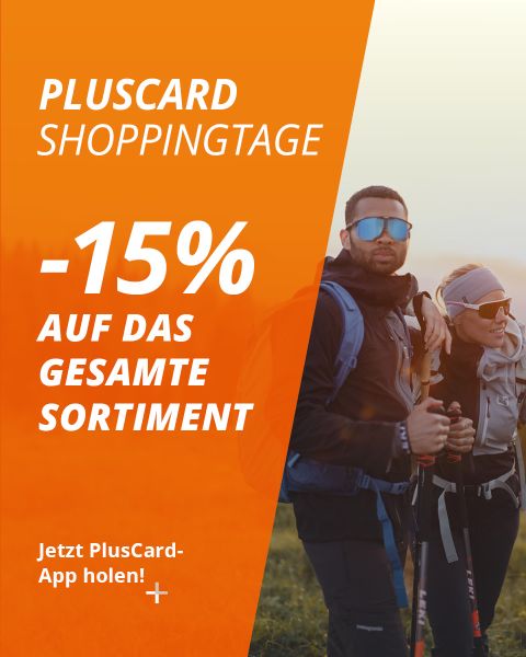 Zwei Personen in Wanderausrüstung stehen bei Sonnenaufgang im Freien. Text wirbt für 15 % Rabatt auf alle Artikel während der PlusCard-Einkaufstage.