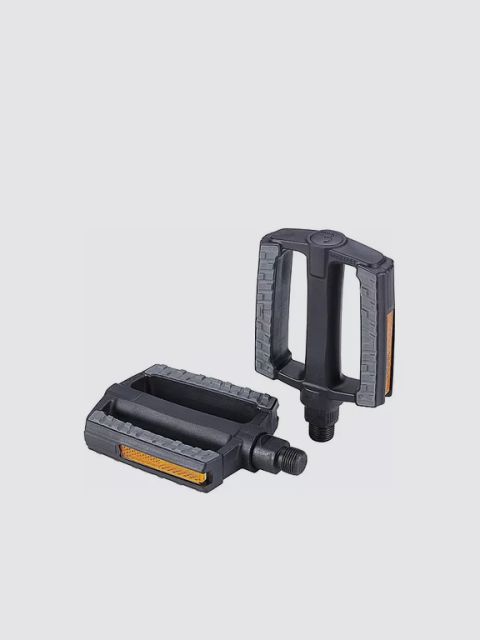 Zwei schwarze Fahrradpedale mit strukturiertem Griff und orangefarbenen Reflektorstreifen auf einfarbig hellgrauem Hintergrund.