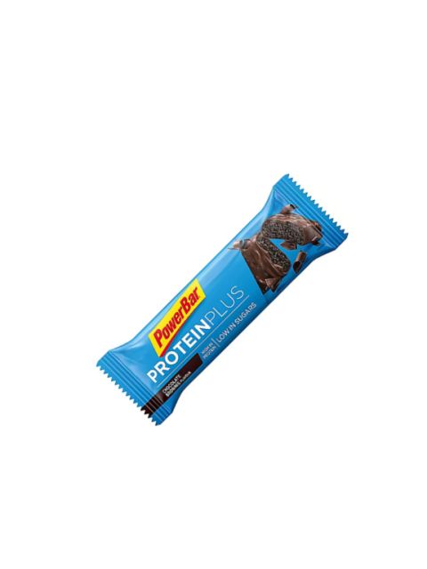 PowerBar ProteinPlus-Proteinriegel mit Schokoladengeschmack in einer blauen Verpackung auf weißem Hintergrund.
