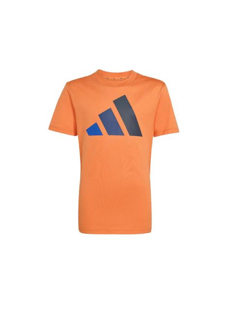 Orangefarbenes Kurzarm-T-Shirt mit einem großen blau-schwarzen Adidas-Logo auf der Vorderseite, das auf einem schlichten weißen Hintergrund abgebildet ist.