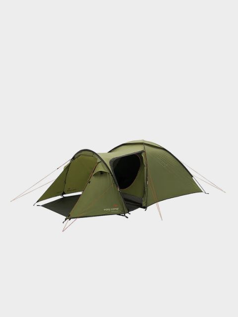 Ein grünes, flaches Campingzelt mit Kuppelform und ausgefahrenem Regendach steht vor einem schlichten Hintergrund. In der oberen linken Ecke ist das Wort „ZELTE“ zu sehen. Zur Unterstützung sind Zeltstangen und Abspannleinen sichtbar.