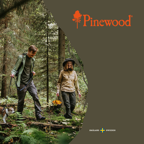 Zwei Personen wandern mit einem Hund in einem Wald und tragen Pilze. Das "Pinewood"-Logo und eine schwedische Flagge erscheinen auf der rechten Seite des Bildes.