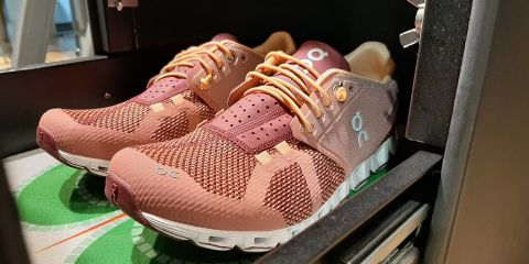Ein Paar rosa-weiße Turnschuhe.