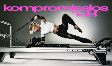 Eine Frau in Sportkleidung trainiert auf einem Pilates-Reformer, darüber steht in rosa Schrift "kompromisslos inn design".