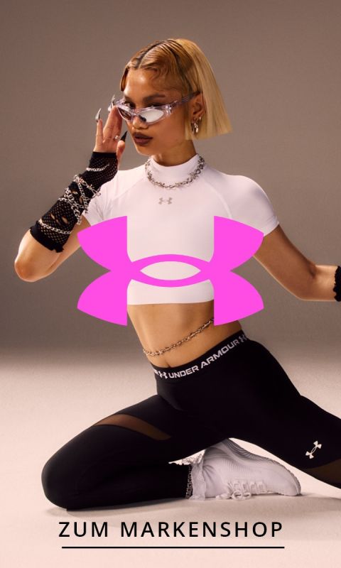 Frau in sportlichem Under Armour-Outfit, mit Sonnenbrille und Schmuck, mit einem großen rosa Under Armour-Logo über dem Oberkörper. Der Text lautet "ZUM MARKENSHOP".