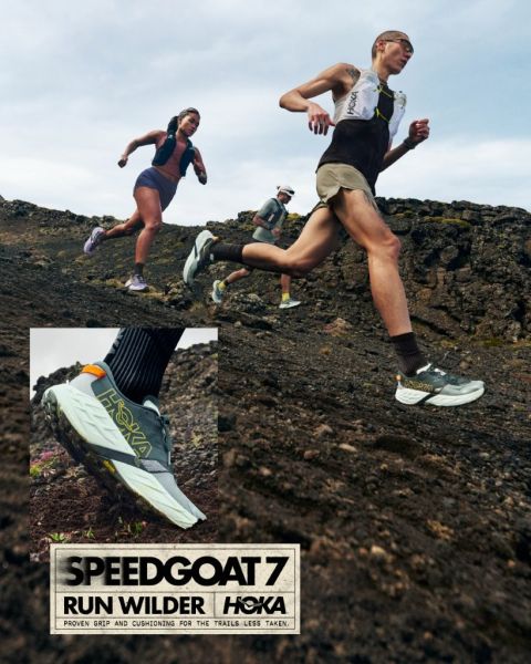 Drei Trailrunner in Sportkleidung laufen auf felsigem Gelände bergauf; in der Mitte eine Nahaufnahme eines Hoka Speedgoat 7 Schuhs. Der Text lautet "Speedgoat 7: Run Wilder.