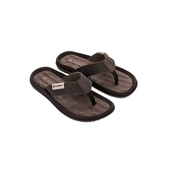 Ein Paar braune und schwarze Flip-Flop-Sandalen mit strukturierten Riemen auf einem weißen, kreisförmigen Hintergrund.