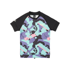 Kurzärmeliges Sportshirt mit schwarzen Ärmeln und einem bunten abstrakten Muster in Blau, Lila, Rosa und Schwarz auf der Vorder- und Rückseite.