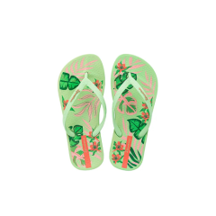 Ein Paar grüne Flip-Flops mit rosa und grünen tropischen Blatt- und Blumenmustern, die nebeneinander auf einem weißen, runden Hintergrund platziert sind.