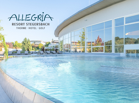 Freibad mit klarem, blauem Wasser neben einem modernen, gläsernen Gebäude; das Logo lautet "ALLEGRIA Resort Stegersbach Therme - Hotel - Golf".