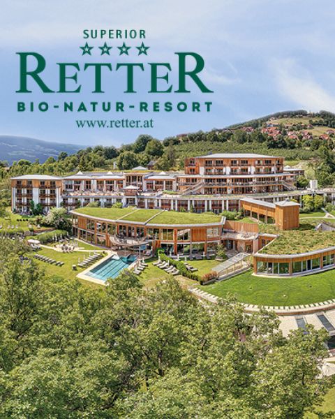 Ein großes umweltfreundliches Resort, umgeben von üppigem Grün und Hügeln, mit der Aufschrift "Retter Bio-Natur-Resort" und einem Link zur Website am oberen Rand.