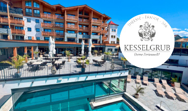 Luxushotel mit Balkonen, Liegestühlen, Außenpool und Terrasse; "KESSELGRUB Deine Ferienwelt"-Logo an prominenter Stelle.