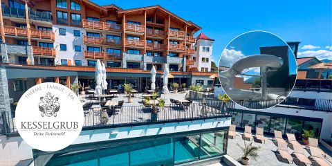 Ein sonniges Resort mit Pool, Liegestühlen, Sitzgelegenheiten im Freien und einer Wasserrutsche; das Logo "Kesselgrub Deine Ferienwelt" steht in der Ecke.