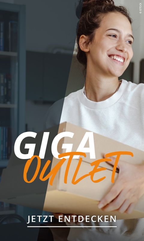 Lächelnde Frau mit einem Karton in der Hand; Text: "GIGA OUTLET" und "JETZT ENTDECKEN" auf Deutsch.