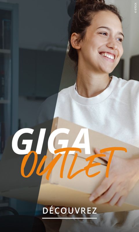 Lächelnde Frau mit einer Pappschachtel in der Hand, auf der die Worte "GIGA OUTLET" und "DÉCOUVREZ" eingeblendet sind.