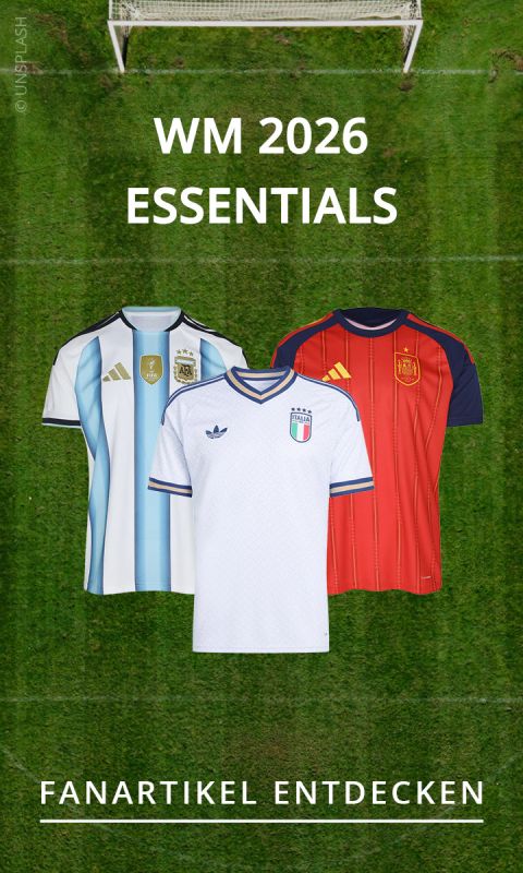 Drei Fußballtrikots - Argentinien, Italien und Spanien - sind auf einer Wiese unter dem Text "WM 2026 Essentials" und "Fanartikel entdecken" zu sehen.