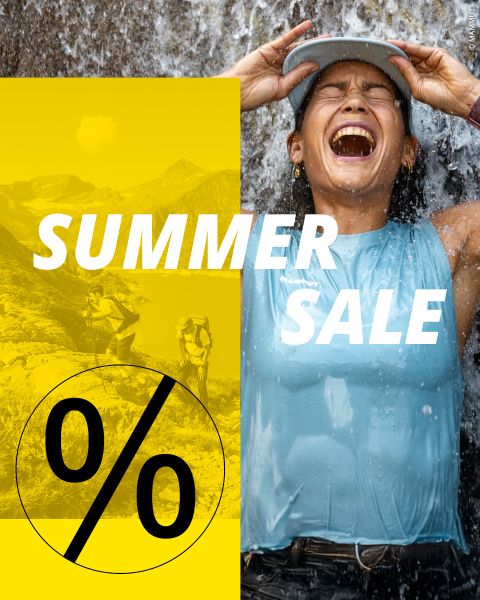 Eine Frau in Sportkleidung lacht unter einem Wasserfall; darüber der Schriftzug „SUMMER SALE“, ein gelbes Kästchen, Berge und ein großes Prozentzeichen.