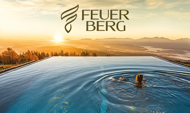 Eine Person schwimmt in einem Infinity-Pool und blickt bei Sonnenuntergang auf eine malerische Berglandschaft. Der Himmel ist in warmen Farbtönen gehalten, und oben steht „Feverberg“ mit einer stilisierten Flamme darüber.