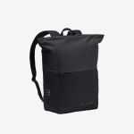 Ein schwarzer, rechteckiger Rucksack mit einer Vordertasche, zwei Tragegriffen oben und einem runden Fjällräven-Kånken-Logoaufnäher auf der Vorderseite.