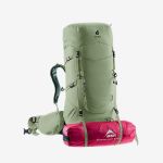 Ein brauner Osprey Kyte 48 Wanderrucksack steht aufrecht vor einem weißen Hintergrund und zeigt mehrere Fächer sowie gepolsterte Schultergurte.