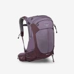 Hellgrüner Deuter-Rucksack mit blauem Logo und Schriftzug, Reißverschlusstasche vorne, gepolsterten Trägern und einem Hüftgurt vor einem schlichten weißen Hintergrund.