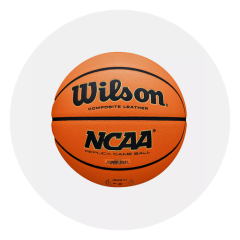 Ein orangefarbener Wilson-NCAA-Basketball mit schwarzer Beschriftung und Linien, zentriert auf einem schlichten weißen Hintergrund.