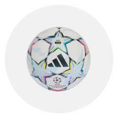 Weißer Adidas-Fußball der UEFA Champions League mit bunten Sternmustern und dem FIFA-Logo, abgebildet auf einem schlichten weißen Hintergrund.