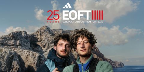 Zwei Männer in Outdoor-Kleidung stehen dicht beieinander, hinter ihnen sind felsige Klippen und ein bewölkter Himmel zu sehen. Der Text lautet: „25 Jahre EOFT – European Outdoor Film Tour 2026.“.