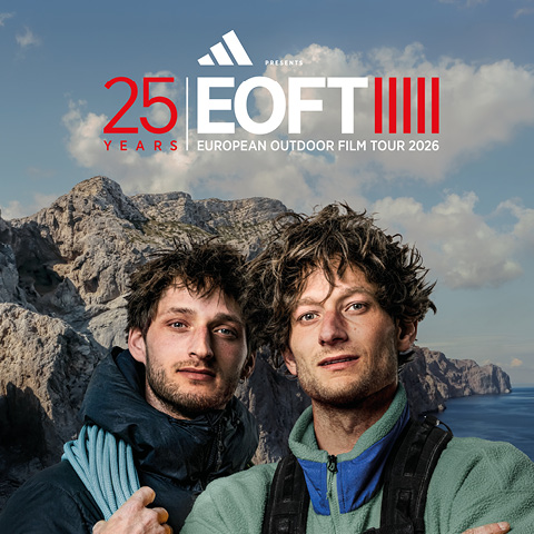 Zwei Männer in Outdoor-Kleidung stehen vor felsigen Klippen unter blauem Himmel. Der Text lautet: „25 Jahre EOFT – European Outdoor Film Tour 2026.“.