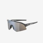Eine elegante, futuristische Sonnenbrille mit einer einzigen verspiegelten Glaseinheit und einem schwarzen, kantigen Rahmen vor weißem Hintergrund.