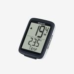 Ein digitaler Sigma-Fahrradcomputer zeigt auf seinem Display vor weißem Hintergrund eine Geschwindigkeit von 19,4 km/h und eine Temperatur von 23,5 °C an.