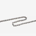 Auf einem weißen Hintergrund ist eine silberne Fahrradkette zu sehen, die teilweise aufgerollt ist, wobei einige gerade und gebogene Abschnitte sichtbar sind.